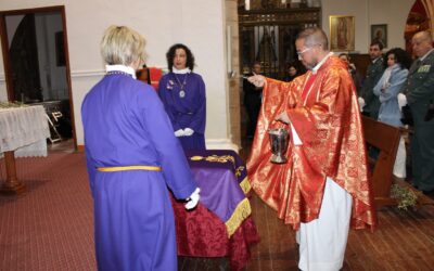 La Cofradía del Santo Cristo del Consuelo y Santa María Magdalena bendice el manto que ofrecerá a la Virgen del Pilar