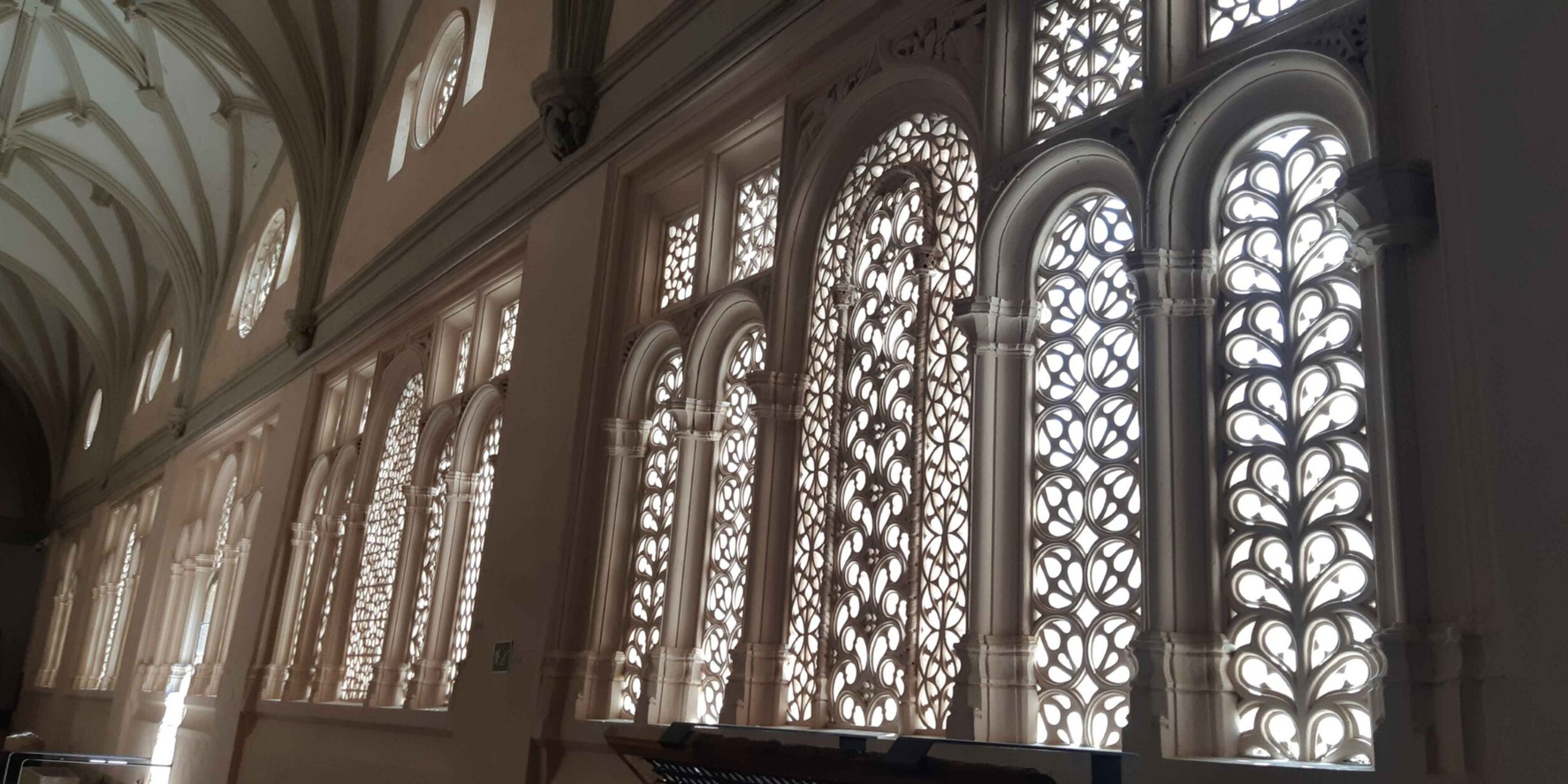 Interior arquitectónico con ventanales ornamentados